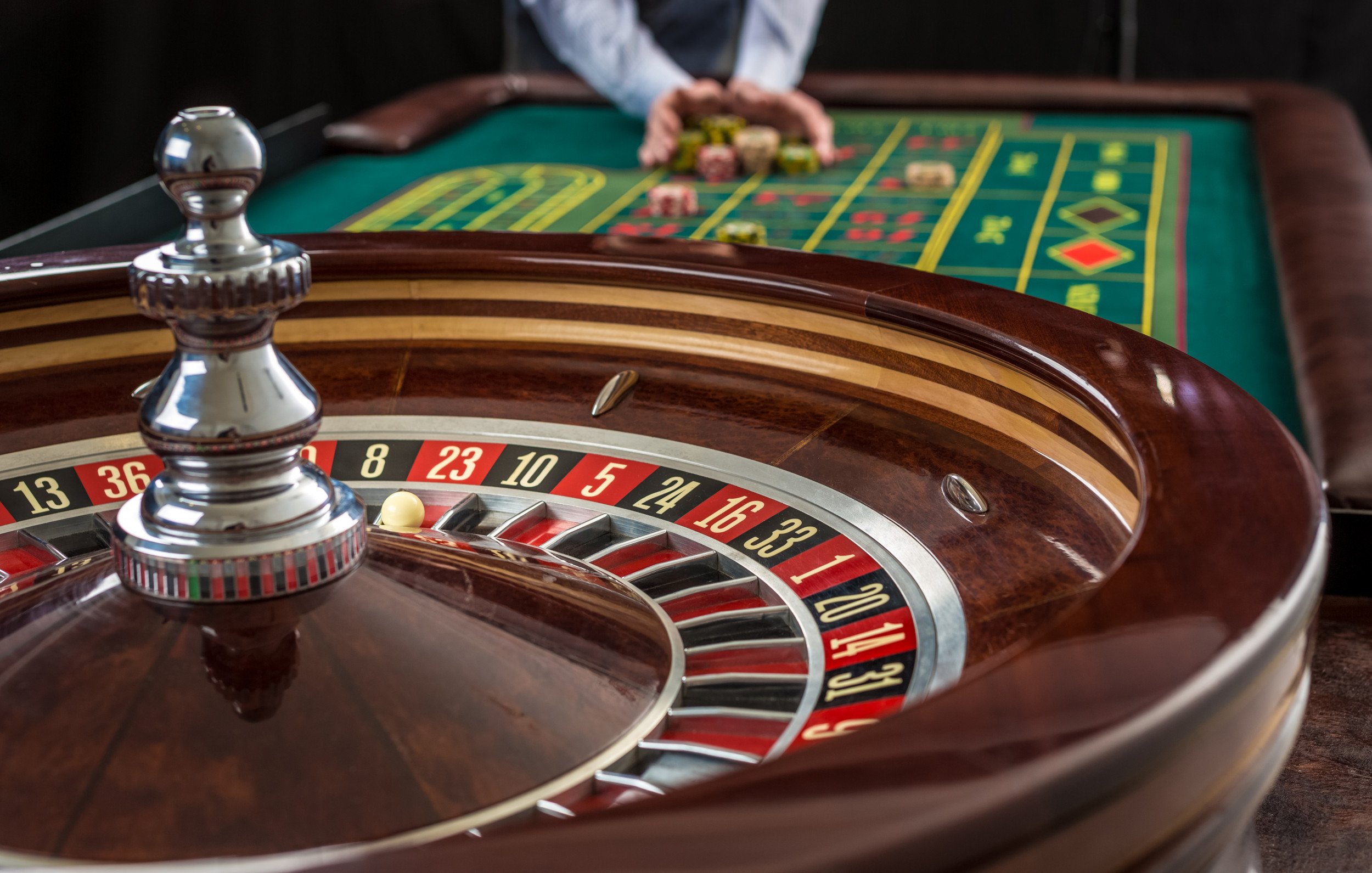 Pengguna menikmati hiburan sports dan casino melalui perangkat mobile dengan mudah