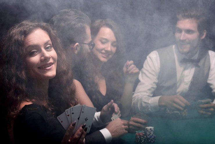 Seorang pemain menggunakan smartphone menikmati permainan casino di lingkungan santai